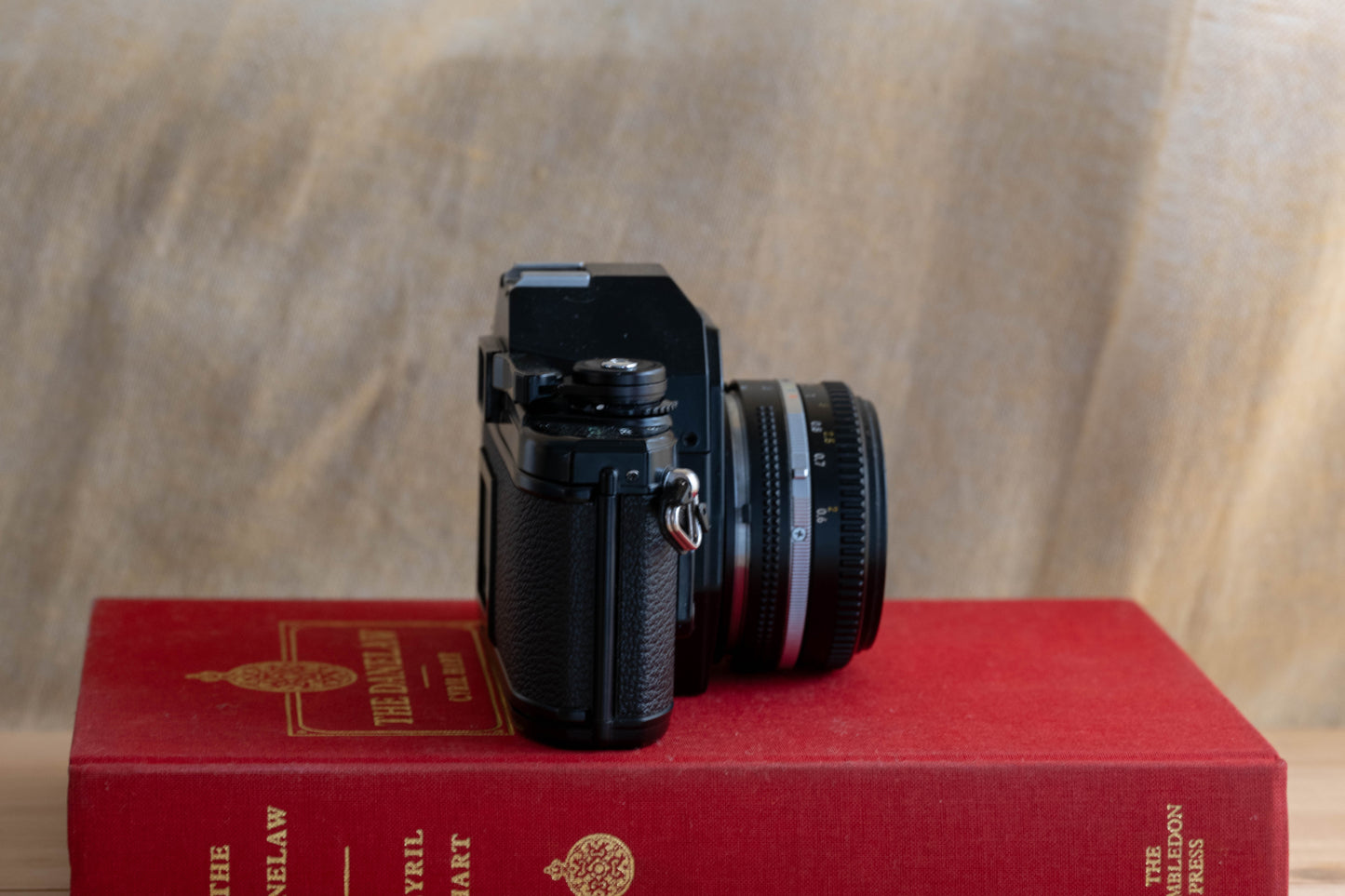 NIKON EM [Small, Round Form]